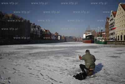 Gdansk. Wedkarze na zamarznietej Motlawie.
01.03.2011
fot....