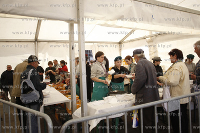 Gdansk. Targ Weglowy. Sniadanie wielkanocne dla potrzebujacych...