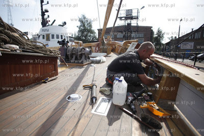 Remontowany zaglowiec General Zaruski w Stoczni Remontowej...