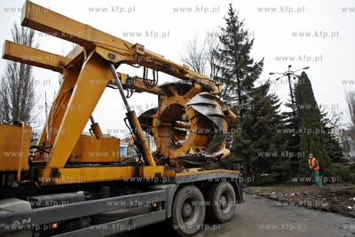 Sopot. Wykopywanie drzew i krzewow  na placyku przy...