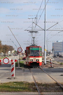 Tramwaj linii 10 jadacy wzdluz przebudowywanej ul.Marynarki...