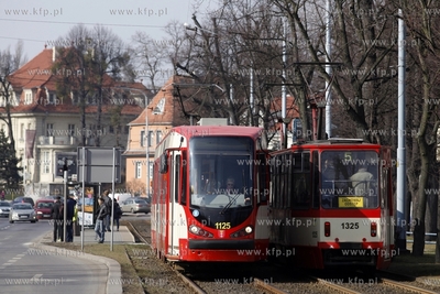 Gdańsk. Tramwaj ( Duewag N8C z Dortmundu ) i tramwaj...