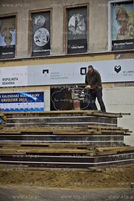 Prace przy budowie szopki bożonarodzeniowej z pszopka
z...