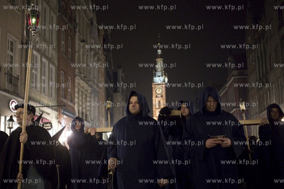 Gdańsk. Misterium Nocne. Uczestnicy misterium na ul....