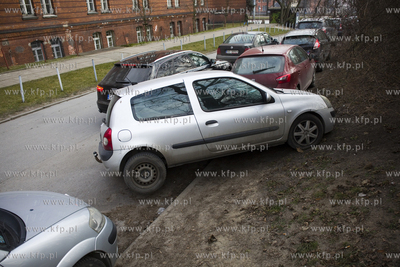 Renault Clio ciekawie zaparkowany przy ul. 3 Maja w...