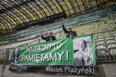 Andrzej Kowalczys i Lech Kosiak wieszają transparent...