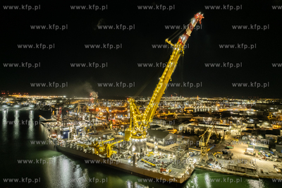 Dźwigowiec "Les Aliz s" w Stoczni Remontowa z uniesionym...