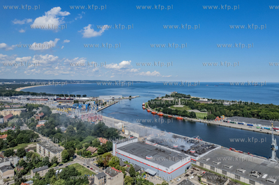 Trwa dogaszanie pożaru hali magazynowej w Nowym Porcie...