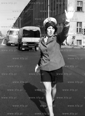 Milicjantka z Wydzialu Drogowego kieruje ruchem ulicznym...