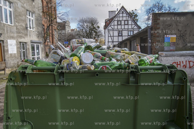 Gdańsk ul. Za Murami. Kosz na smieci pełny butelek....
