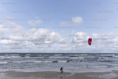 Kitesurferzy w Lubiatowie. 01.10.2023 fot. Paweł Marcinko...