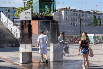 Mgiełka wodna wystawiona na placu przed Forum Gdańsk....