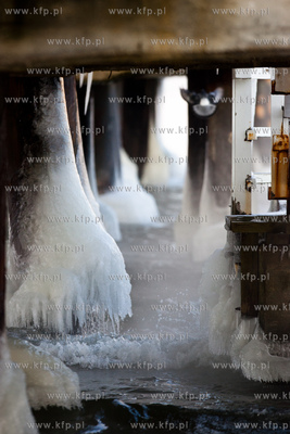 Gdansk. Mrozne popoludnie na plazy w Brzeznie. Niskie...