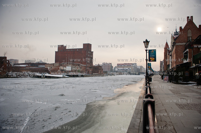 Gdansk. Niskie temperatury skuly lodem wody Motlawy....