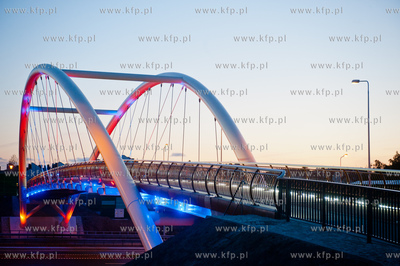 Gdansk. Nowo powstala, efektownie oswietlona kladka...