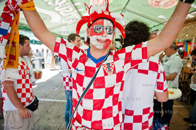 Gdansk. Ulica Dluga. Chorwaccy kibice na ulicach Glownego...