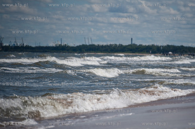 Gdansk. Czerwona flaga wywieszona na plazy w Jelitkowie...