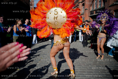 Gdansk. Ulica Panska. Parada z udzialem bebniarzy,...