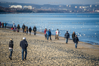 Gdansk. Mrozne, sloneczne, sobotnie popoludnie na plazy...