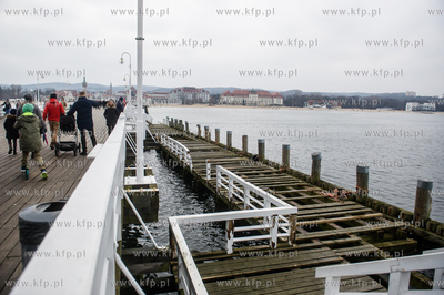 Sopot. Molo. Niedzielni spacerowicze, ktorych nie odstrasza...