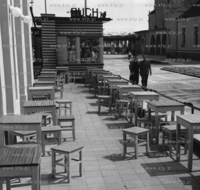 Sopot przed sezonem, na turystow czekaja stoliki kawiarni...