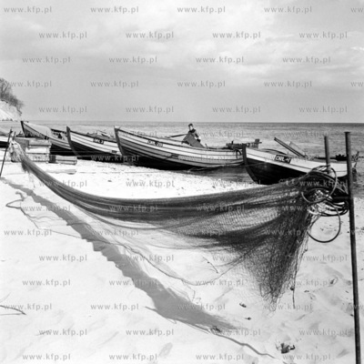 Lodzie rybackie na plazy w Gdyni Orlowie. 
06.04.1973
3kwiecien73_z.kosycarz_p25
Fot....