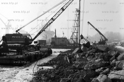 Prace przy budowie nowoczesnej bazy przeładunkowej...