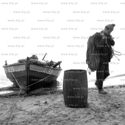 Wracający z połowu rybak na plaży w Gdyni Orłowie....