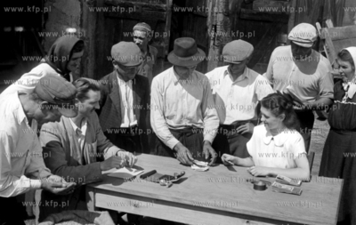 Skup zboża przed magazynem Powiatowego Związku Gminnych...