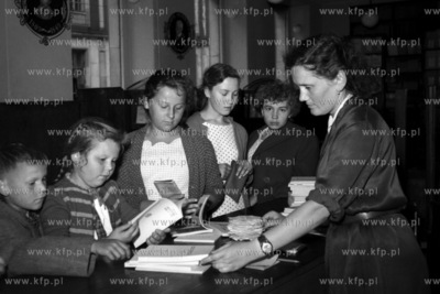 W bibliotece szkolnej. (lata60)
1961
0005213z_gd
Fot....