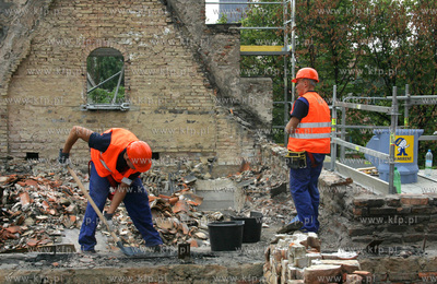 Poczatek remontu kosciola sw. Katarzyny. Pierwszym...