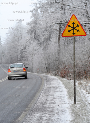 Zimowa aura na drodze krajowej nr 20, Koscierzyna -...