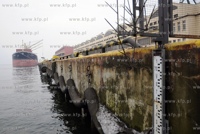 Port Gdynia. Zaladunek zlomu na masowiec Astra bandery...