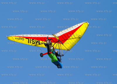 Sloneczna letnia pogoda sprzyjala wypoczynkowi na plazy...