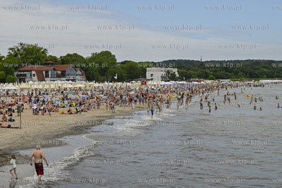 Sopot. Plaza w sezonie pelna plazowiczow i parawanow....