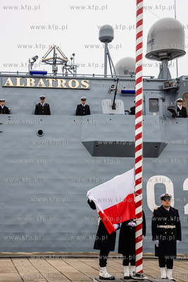 Gdynia.  Uroczyste podniesienie bandery na ORP Albatros...