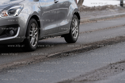 Suchaninoi. Interwencujne łatanie dziur w drodze po...