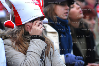 Gdynianie kibicuja przed ustawionym na Placu Grunwaldzkim...