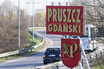 Witacz z herbem miasta Pruszcz Gdański stojacy przy...