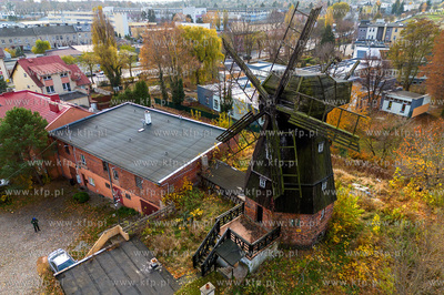 Zabytkowy, XIX-wieczny wiatrak typu Holeder połozony...