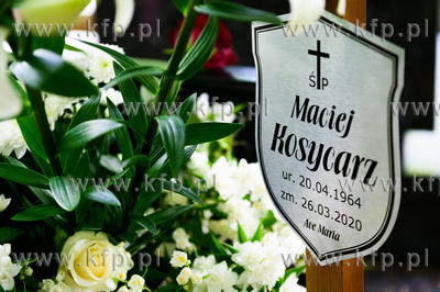 Przyjaciele żegnają Macieja Kosycarza na cmentarzu...