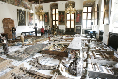 Uratowane zabytki ze spalonego kosciola sw. Katarzyny...