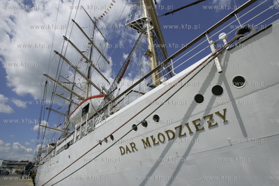 Dar Mlodziezy w Porcie Gdynia przy Skwerze Kosciuszki....