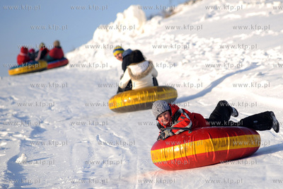 Zimowe szalenstwo w Wiezycy. Zjazd na nadmuchanej detce.
4.01.2009
fot....