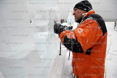 Gdynia, Bulwar Nadmorski. Festiwal rzezb lodowych....