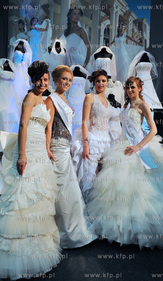 Gdansk. VII Targi Slub i Wesele. Nz modelki w sukniach...