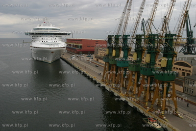 Port Gdynia, Nabrzeze Francuskie. Przy nim olbrzymi...