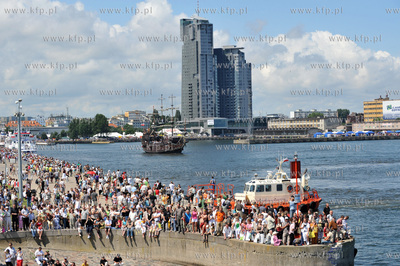 Gdynia. Widok na basen prezydenta i Sea Towers 05.07.2009...