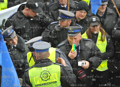 Pikieta sluzb mundurowych w Gdansku, przeciwko projektowi...