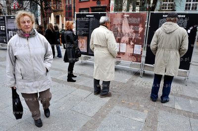 Gdansk. Dlugi Targ.  Wystawa katynska z okazi 70 rocznicy...